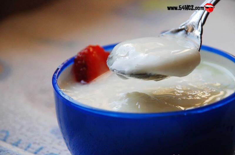 喝<a href=/shicai/mimian/SuanNai/index.html target=_blank><u>酸奶</u></a>的好处和坏处2