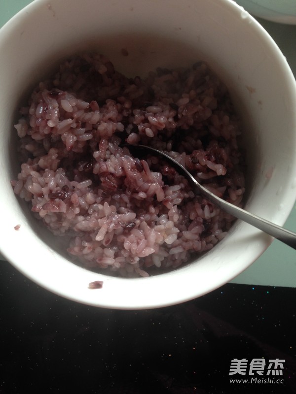 双色<a href=/shicai/mimian/NuoMi/index.html target=_blank><u>糯米</u></a>八宝饭的做法