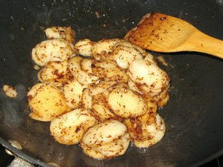 炒<a href=/shicai/shucai/GuiHua/index.html target=_blank><u>桂花</u></a><a href=/shicai/mimian/NianGao/index.html target=_blank><u>年糕</u></a>