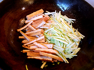 <a href=/shicai/shucai/JiuHuang/index.html target=_blank><u>韭黄</u></a>炒<a href=/shicai/mimian/DouFu/index.html target=_blank><u>豆腐</u></a>