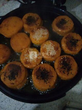 <a href=/shicai/mimian/NuoMi/index.html target=_blank><u>糯米</u></a><a href=/shicai/shucai/NanGua/index.html target=_blank><u>南瓜</u></a>饼