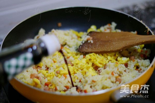 <a href=/shicai/rouqin/HuoTui/index.html target=_blank><u>火腿</u></a><a href=/shicai/shucai/HuLuoBo/index.html target=_blank><u>胡<a href=/shicai/shucai/LuoBo/index.html target=_blank><u>萝卜</u></a></u></a>炒饭的做法