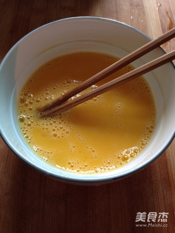 <a href=/shicai/shuichanpin/WenGe/index.html target=_blank><u>文蛤</u></a>炒<a href=/shicai/rouqin/JiDan/index.html target=_blank><u>鸡蛋</u></a>的做法