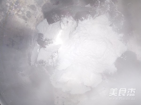 <a href=/shicai/shucai/ZiShu/index.html target=_blank><u>紫薯</u></a><a href=/shicai/mimian/ZhiShi/index.html target=_blank><u>芝士</u></a>球(两吃)的做法