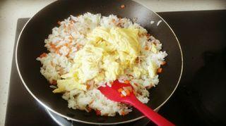<a href=/shicai/rouqin/PeiGen/index.html target=_blank><u>培根</u></a>蛋炒饭的做法步骤：3