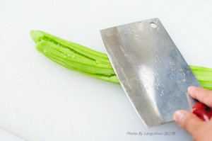 拍<a href=/shicai/shucai/HuangGua/index.html target=_blank><u>黄瓜</u></a>拌<a href=/shicai/rouqin/ZhuJian/index.html target=_blank><u>猪腱</u></a>子肉步骤4