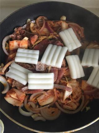 韩式<a href=/shicai/rouqin/NiuRou/index.html target=_blank><u>牛肉</u></a>炒<a href=/shicai/mimian/NianGao/index.html target=_blank><u>年糕</u></a>