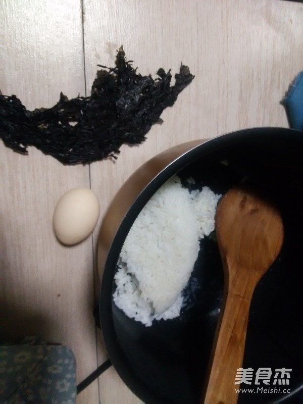 <a href=/shicai/shuichanpin/ZiCai/index.html target=_blank><u>紫菜</u></a>蛋炒饭的做法