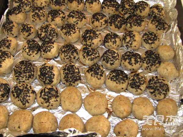 咖啡<a href=/shicai/guopin/HeiZhiMa/index.html target=_blank><u>黑<a href=/shicai/guopin/ZhiMa/index.html target=_blank><u>芝麻</u></a></u></a>酥球的做法