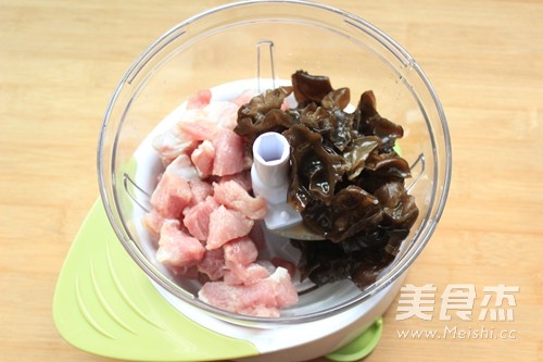 黑<a href=/shicai/shucai/MuEr/index.html target=_blank><u>木耳</u></a><a href=/shicai/shucai/QinCai/index.html target=_blank><u>芹菜</u></a>肉饺子的做法