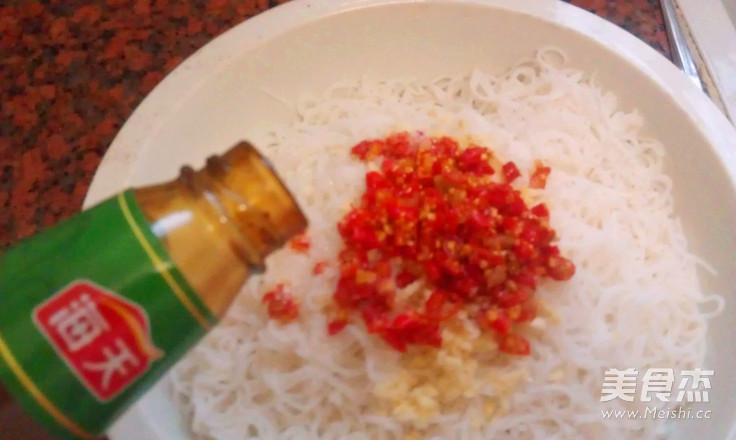 剁椒蒸<a href=/shicai/mimian/MiFen/index.html target=_blank><u>米粉</u></a>的做法