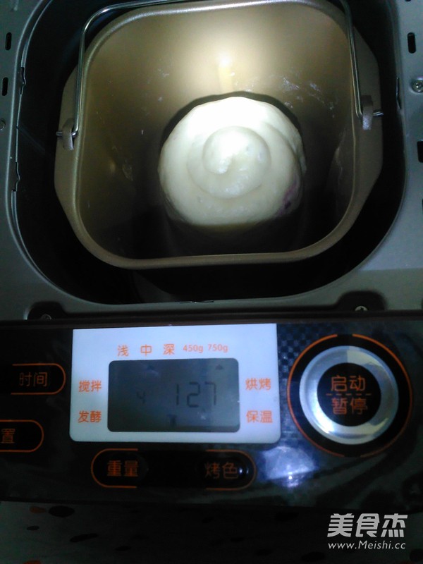 <a href=/shicai/mimian/MianBao/index.html target=_blank><u>面包</u></a>机炼奶<a href=/shicai/shucai/ZiShu/index.html target=_blank><u>紫薯</u></a><a href=/shicai/mimian/TuSi/index.html target=_blank><u>吐司</u></a>的做法