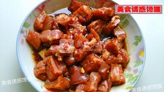 <a href=/shicai/rouqin/PaiGu/index.html target=_blank><u>排骨</u></a><a href=/shicai/shucai/YuTou/index.html target=_blank><u>芋头</u></a><a href=/shicai/shucai/XiangGu/index.html target=_blank><u>香菇</u></a>焖饭