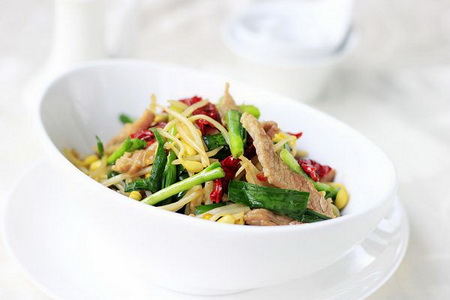 <a href=/shicai/mimian/HuangDou/index.html target=_blank><u>黄豆</u></a>芽<a href=/shicai/shucai/JiuCai/index.html target=_blank><u>韭菜</u></a>辣皮子炒肉