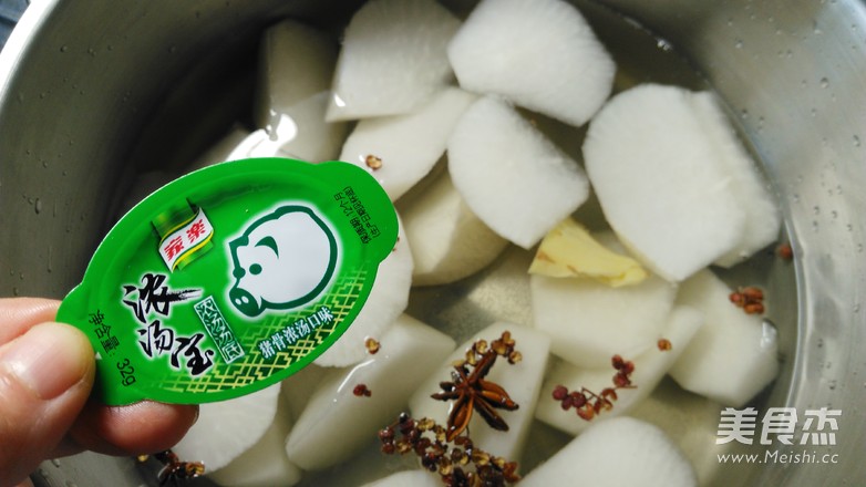 <a href=/shicai/rouqin/YangRou/index.html target=_blank><u>羊肉</u></a>煲的做法