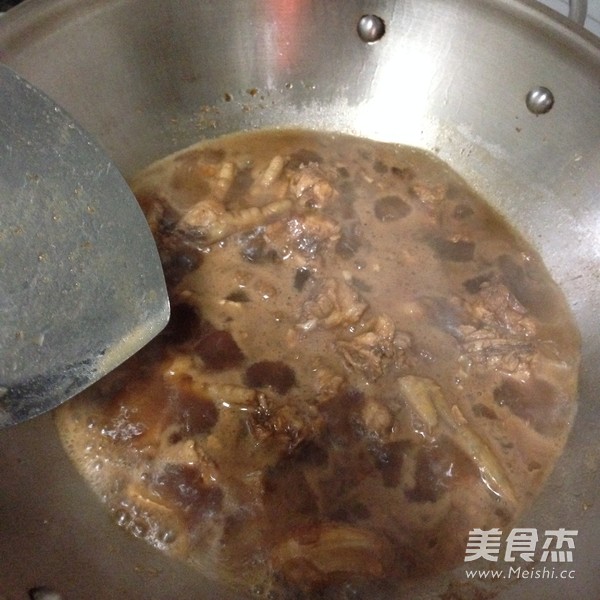 <a href=/shicai/shucai/ZhenMo/index.html target=_blank><u>榛蘑</u></a>鸡<a href=/shicai/mimian/MiFan/index.html target=_blank><u>米饭</u></a>的做法