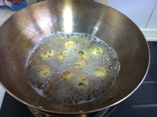 炸<a href=/shicai/shucai/BaiLuoBo/index.html target=_blank><u>白<a href=/shicai/shucai/LuoBo/index.html target=_blank><u>萝卜</u></a></u></a>丸子