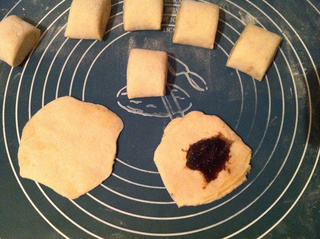 <a href=/shicai/mimian/DouZha/index.html target=_blank><u>豆渣</u></a>发面小酥饼