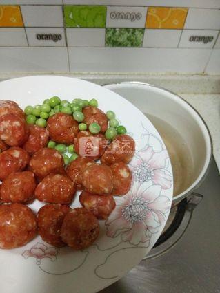 肉丸包菜汤<a href=/shicai/mimian/NianGao/index.html target=_blank><u>年糕</u></a>