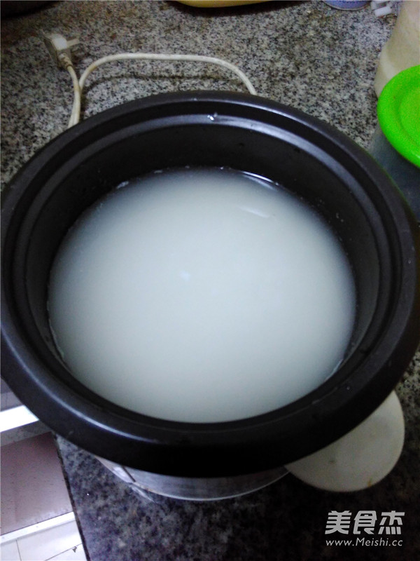 软糯鲜香白<a href=/shicai/mimian/MiFan/index.html target=_blank><u>米饭</u></a>的做法