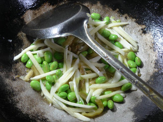 <a href=/shicai/shucai/ZhaCai/index.html target=_blank><u>榨菜</u></a>丝<a href=/shicai/shucai/JiaoBai/index.html target=_blank><u>茭白</u></a>炒<a href=/shicai/shucai/MaoDou/index.html target=_blank><u>毛豆</u></a>