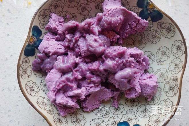 团团圆圆~五彩<a href=/shicai/guopin/HeiZhiMa/index.html target=_blank><u>黑<a href=/shicai/guopin/ZhiMa/index.html target=_blank><u>芝麻</u></a></u></a>汤圆的做法