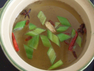 <a href=/shicai/shucai/BaiLuoBo/index.html target=_blank><u>白<a href=/shicai/shucai/LuoBo/index.html target=_blank><u>萝卜</u></a></u></a>炖<a href=/shicai/mimian/DouFu/index.html target=_blank><u>豆腐</u></a>小砂锅