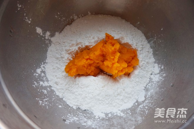 团团圆圆~五彩<a href=/shicai/guopin/HeiZhiMa/index.html target=_blank><u>黑<a href=/shicai/guopin/ZhiMa/index.html target=_blank><u>芝麻</u></a></u></a>汤圆的做法