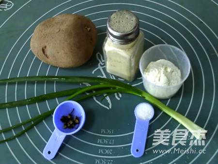 葱香<a href=/shicai/shucai/TuDou/index.html target=_blank><u>土豆</u></a>丝饼的做法