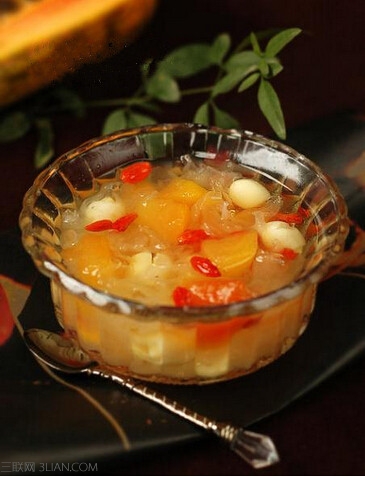 <a href=/shicai/shucai/YinEr/index.html target=_blank><u>银耳</u></a><a href=/shicai/guopin/LianZi/index.html target=_blank><u>莲子</u></a>汤的功效和作用都有哪些