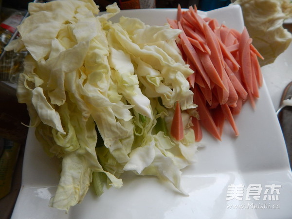 蛋皮<a href=/shicai/rouqin/HuoTui/index.html target=_blank><u>火腿</u></a>炒<a href=/shicai/mimian/NianGao/index.html target=_blank><u>年糕</u></a>的做法