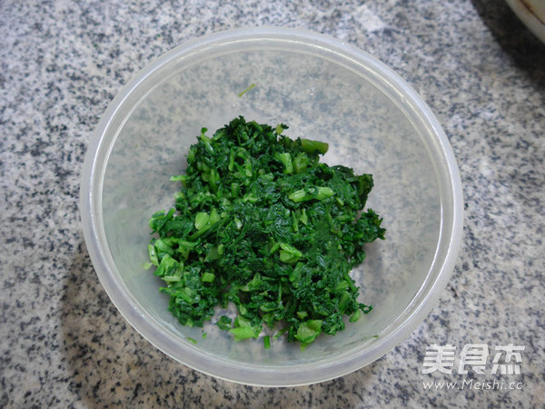 <a href=/shicai/mimian/XiangGan/index.html target=_blank><u>香干</u></a>蒿菜馅春卷的做法