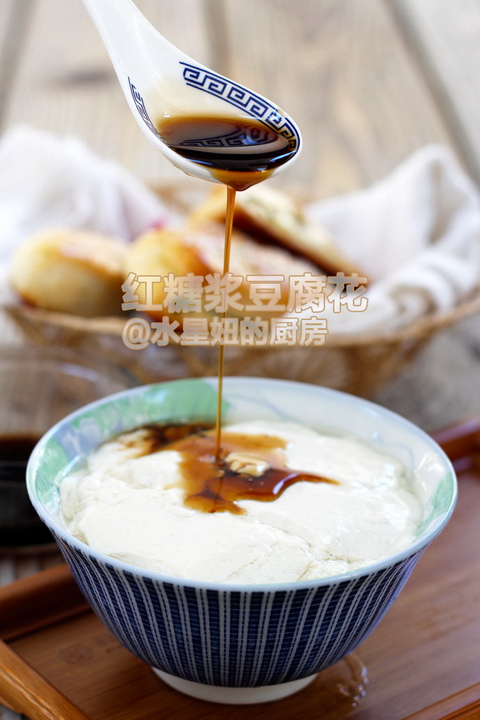 红糖浆<a href=/shicai/mimian/DouFu/index.html target=_blank><u>豆腐</u></a>花的做法