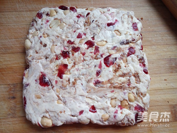 <a href=/shicai/guopin/ManYueMei/index.html target=_blank><u>蔓越莓</u></a><a href=/shicai/guopin/HuaSheng/index.html target=_blank><u>花生</u></a>牛轧糖的做法