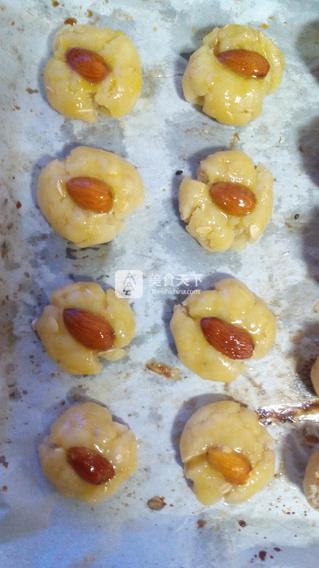 <a href=/shicai/guopin/XingRen/index.html target=_blank><u><a href=/shicai/guopin/Xing/index.html target=_blank><u>杏</u></a>仁</u></a><a href=/shicai/mimian/YanMai/index.html target=_blank><u>燕麦</u></a>小酥饼