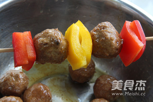 香烤彩椒<a href=/shicai/rouqin/NiuRou/index.html target=_blank><u>牛肉</u></a>丸的做法