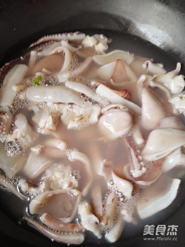 <a href=/shicai/shucai/XiLanHua/index.html target=_blank><u>西兰花</u></a>炒<a href=/shicai/shuichanpin/YouYu/index.html target=_blank><u>鱿鱼</u></a>的做法