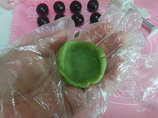 抹茶豆沙<a href=/shicai/guopin/Tao/index.html target=_blank><u>桃</u></a>山月饼