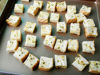 蒜香<a href=/shicai/mimian/HuangYou/index.html target=_blank><u>黄油</u></a><a href=/shicai/mimian/TuSi/index.html target=_blank><u>吐司</u></a>砖