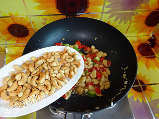 彩椒<a href=/shicai/guopin/YaoGuo/index.html target=_blank><u>腰果</u></a>鸡丁