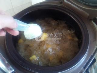 黄<a href=/shicai/guopin/Tao/index.html target=_blank><u>桃</u></a><a href=/shicai/shucai/YinEr/index.html target=_blank><u>银耳</u></a>汤