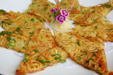 煎<a href=/shicai/shucai/TuDou/index.html target=_blank><u>土豆</u></a>饼制作方法