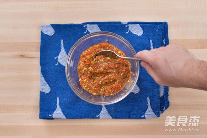 煎<a href=/shicai/rouqin/NiuRou/index.html target=_blank><u>牛肉</u></a>配西班牙甜椒<a href=/shicai/diaoweipin/FanQieJiang/index.html target=_blank><u>番茄酱</u></a>汁佐烤<a href=/shicai/shucai/TuDou/index.html target=_blank><u>土豆</u></a>的做法