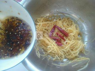 凉拌酸辣<a href=/shicai/shucai/TuDou/index.html target=_blank><u>土豆</u></a>丝