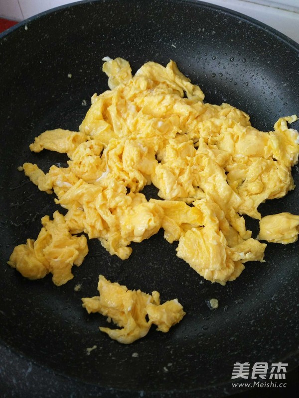 蒜毫炒<a href=/shicai/rouqin/JiDan/index.html target=_blank><u>鸡蛋</u></a>的做法