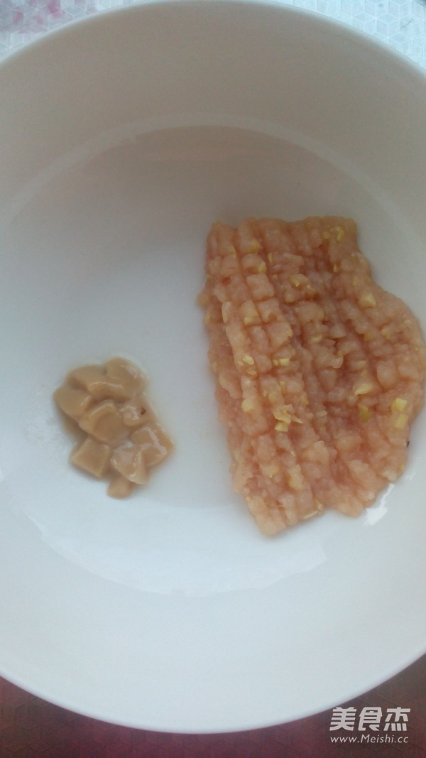 <a href=/shicai/rouqin/ZhengJi/index.html target=_blank><u>鸡肉</u></a>菌菇饺子的做法