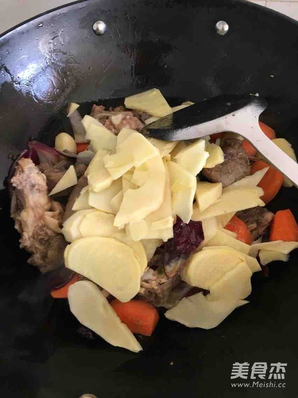 <a href=/shicai/rouqin/YangPai/index.html target=_blank><u>羊排</u></a>炖<a href=/shicai/shucai/DongSun/index.html target=_blank><u>冬笋</u></a>的做法