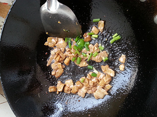 <a href=/shicai/shucai/XiHuLu/index.html target=_blank><u>西葫芦</u></a><a href=/shicai/guopin/Xing/index.html target=_blank><u>杏</u></a>鲍茹炒肉片