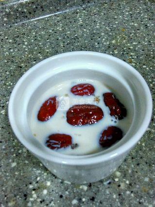 冰糖<a href=/shicai/mimian/NiuNai/index.html target=_blank><u>牛奶</u></a>炖<a href=/shicai/yaoshi/YaWo/index.html target=_blank><u>燕窝</u></a>