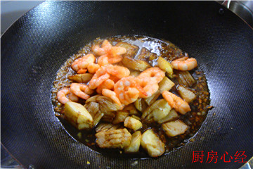 虾仁烧<a href=/shicai/shucai/QieZi/index.html target=_blank><u>茄子</u></a>步骤9